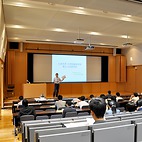 <span class="qrinews-figure-title">2014年6月23日 数理学府修士課程入試説明会</span>　土曜日に数理学府の修士課程入試説明会がありました。内外から約30名の方が参加し、院試や修士課程のコースに関して説明がありました。会場は九州大学西新プラザでした。（撮影場所：<a href="http://www.math.kyushu-u.ac.jp/entryexams/view/4" target="_blank">数理学府</a>）