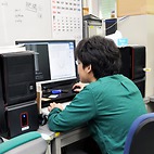 <span class="qrinews-figure-title">2014年6月24日 修士1年の喜納さん</span>　量子化学計算の開発として近似の有無による誤差を検証しています。（撮影場所：<a href="http://ccl.scc.kyushu-u.ac.jp" target="_blank">理論化学研究室</a>）