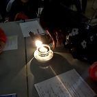 <span class="qrinews-figure-title">2014年7月1日 こどもっとだいがく</span>　今日の写真は『こどもっとだいがく』というイベントの様子です。科学広報活動の一環として九大素粒子実験研究室の院生らが講演し、宇宙と素粒子のお話と共に霧箱実験を通して小さな粒子の世界を体感してもらっています。今年の2月頃の写真です。（撮影場所：<a href="http://kodomo.nishinippon.co.jp/kodomo/daigaku/" target="_blank">こどもっとだいがく</a>）