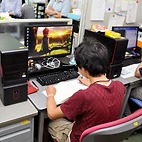 <span class="qrinews-figure-title">2014年7月2日 学部4年の武田さん</span>　相対性理論に興味があるので化学計算に取り入れた研究をしたいです。（撮影場所：<a href="http://ccl.scc.kyushu-u.ac.jp" target="_blank">理論化学研究室</a>）