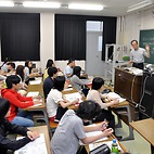 <span class="qrinews-figure-title">2014年7月3日 生物学科の講義風景</span>　今日の写真は生物学科学部3年生用の講義の様子です。島崎先生の植物細胞機能学の講義です。この日は光による気孔開口の分子機構について学びました。（撮影場所：<a href="https://maps.google.co.jp/maps?q=33.626287,130.42479+(here)&z=18" target="_blank">生物第1講義室</a>）