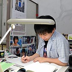 <span class="qrinews-figure-title">2014年7月14日 修士2年の古浦さん</span>　ミューオンの異常磁気モーメントの精密測定の準備をしています。検出器から信号を読み出す回路の評価を行なっています。（撮影場所：<a href="http://epp.phys.kyushu-u.ac.jp" target="_blank">素粒子実験研究室</a>）