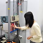 <span class="qrinews-figure-title">2014年7月15日 学部4年の森下さん</span>　他の4年生と一緒にミューオンやポジトロニウムの寿命測定をしています。（撮影場所：<a href="http://epp.phys.kyushu-u.ac.jp" target="_blank">素粒子実験研究室</a>）