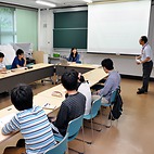 <span class="qrinews-figure-title">2014年7月22日 セミナー</span>　先週、臨床心理士の先生の御講演がありました。学部生・大学院生を対象として『聞き上手、話し上手になるには』というタイトルで、相談する時・される時の大切なポイントなどについての話を聞きました。（撮影場所：<a href="https://maps.google.co.jp/maps?q=33.626162,130.425509+(here)&z=18" target="_blank">小会議室</a>）