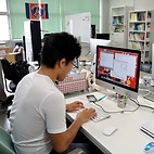 <span class="qrinews-figure-title">2014年7月24日 修士1年の長島さん</span>　COMET実験と呼ばれるミューオンの特殊崩壊過程を検出する実験に参加しています。東海村での国際コラボレーションな実験です。（撮影場所：<a href="http://epp.phys.kyushu-u.ac.jp" target="_blank">素粒子実験研究室</a>）