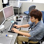 <span class="qrinews-figure-title">2014年7月25日 修士1年の今村さん</span>　並列計算プログラムを並行して複数実行するプログラムを作成しています。（撮影場所：<a href="http://server-500.cc.kyushu-u.ac.jp" target="_blank">青柳研究室</a>）