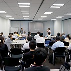 <span class="qrinews-figure-title">2014年7月28日 第21回サイエンスカフェ</span>　金曜日に開催された『サイエンスカフェ＠ふくおか』の様子です。科学広報活動の一環として、多くの県民の方に科学の話を気軽に聞いてもらえるセミナーを月に1回くらい開催しています。幅広い分野のテーマを扱っていて、今回は心理学についての話を聞きました。講師の先生と吉岡先生との掛け合いで講演が進みます。（撮影場所：<a href="http://sciencecafefukuoka.jimdo.com" target="_blank">サイエンスカフェ</a>）