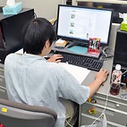 <span class="qrinews-figure-title">2014年7月31日 修士2年の溝上さん</span>　相対論的多参照摂動法について理論的に研究しています。（撮影場所：<a href="http://ccl.scc.kyushu-u.ac.jp" target="_blank">理論化学研究室</a>）