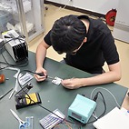 <span class="qrinews-figure-title">2014年8月11日 修士2年の富田さん</span>　建設予定の国際リニアコライダーに向けて計算機を使ったシミュレーションを行なっています。実際の実験で何が起こりそうかを調べています。（撮影場所：<a href="http://epp.phys.kyushu-u.ac.jp" target="_blank">素粒子実験研究室</a>）