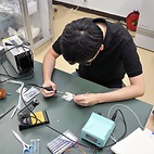 <span class="qrinews-figure-title">2014年8月11日 修士2年の富田さん</span>　建設予定の国際リニアコライダーに向けて計算機を使ったシミュレーションを行なっています。実際の実験で何が起こりそうかを調べています。（撮影場所：<a href="http://epp.phys.kyushu-u.ac.jp" target="_blank">素粒子実験研究室</a>）