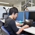 <span class="qrinews-figure-title">2014年8月18日 学部4年の藤枝さん</span>　ゼミでは論文を読んで機械学習の性能評価指標について勉強してます。（撮影場所：<a href="http://str.i.kyushu-u.ac.jp/" target="_blank">文字列情報学・機械学習理論研究室</a>）