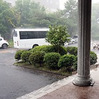 <span class="qrinews-figure-title">2014年8月19日 豪雨</span>　近頃は急に激しい雨が降る事があって驚きますね。掲載写真は8月6日に撮影したものですが、理学部の柱から吹き出る水も激しくなっていました。撮影後、カラーコーンで封鎖されていました。（撮影場所：<a href="https://maps.google.co.jp/maps?q=33.626381,130.425326+(here)&z=18" target="_blank">理学部1号館</a>）