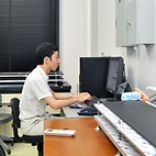 <span class="qrinews-figure-title">2014年8月20日 学部4年の野口さん</span>　ミューオンやポジトロニウムの寿命測定をしています。装置の使い方などを学んでいます。（撮影場所：<a href="http://epp.phys.kyushu-u.ac.jp" target="_blank">素粒子実験研究室</a>）