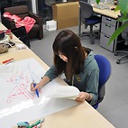 <span class="qrinews-figure-title">2014年8月22日 修士2年の杉本さん</span>　文字列中に存在する回文について研究しています。（撮影場所：<a href="http://str.i.kyushu-u.ac.jp/" target="_blank">文字列情報学・機械学習理論研究室</a>）