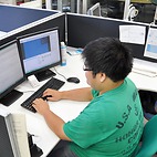 <span class="qrinews-figure-title">2014年8月28日 修士1年の玉利さん</span>　医学部生向け学習導入用のシリアスゲームを作成しています。昨年は細菌学を学ぶ為のシリアスゲームを作成しました。（撮影場所：<a href="http://goemon.i.kyushu-u.ac.jp/OkadaLab/" target="_blank">岡田研究室</a>）