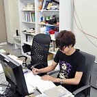 <span class="qrinews-figure-title">2014年9月2日 学部4年の加月さん</span>　統計力学の勉強と、動径分布関数を計算する分子動力学シミュレーションのプログラムを作っています。（撮影場所：<a href="http://mole.rc.kyushu-u.ac.jp/~akiyama/" target="_blank">量子生物化学研究室</a>）
