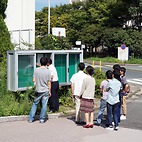 <span class="qrinews-figure-title">2014年9月5日 理学府修士課程入学試験の合格発表</span>　平成27年度の理学府修士課程入学試験合格者の発表がありました。理学府のホームページにも掲載されるのでそちらで確認する人の方が多い様です。また、10月入学の社会人特別選抜での平成26年度理学府博士後期課程入学試験の合格者の発表もありました。（撮影場所：<a href="http://www.sci.kyushu-u.ac.jp" target="_blank">大学院理学府</a>）