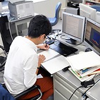 <span class="qrinews-figure-title">2014年9月8日 学部4年の成林さん</span>　流体シミュレーションの計算スキームに興味を持っています。（撮影場所：<a href="http://server-500.cc.kyushu-u.ac.jp" target="_blank">青柳研究室</a>）