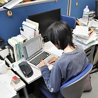 <span class="qrinews-figure-title">2014年9月11日 修士1年の原さん</span>　時系列で変化するネットワークの機械学習の問題に取り組んでいます。（撮影場所：<a href="http://str.i.kyushu-u.ac.jp/" target="_blank">文字列情報学・機械学習理論研究室</a>）