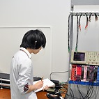 <span class="qrinews-figure-title">2014年9月16日 学部4年の真玉さん</span>　ミューオンの半減期を測定する実験をしています。検出信号の処理の仕方などを勉強しています。（撮影場所：<a href="http://epp.phys.kyushu-u.ac.jp" target="_blank">素粒子実験研究室</a>）