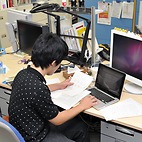 <span class="qrinews-figure-title">2014年9月17日 学部4年の藤重さん</span>　最近はもっぱら院試の勉強中です（撮影当時）。Prefix Normal Words に関心を持っています。（撮影場所：<a href="http://str.i.kyushu-u.ac.jp/" target="_blank">文字列情報学・機械学習理論研究室</a>）