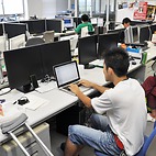 <span class="qrinews-figure-title">2014年9月18日 学部4年の中村さん</span>　サイバーフィジカルシステムの可視化機能に興味があります。（撮影場所：<a href="http://goemon.i.kyushu-u.ac.jp/OkadaLab/" target="_blank">岡田研究室</a>）