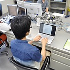 <span class="qrinews-figure-title">2014年9月25日 学部4年の世木さん</span>　楽器の音のシミュレーションに関心を持っています。（撮影場所：<a href="http://server-500.cc.kyushu-u.ac.jp" target="_blank">青柳研究室</a>）