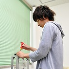 <span class="qrinews-figure-title">2014年9月30日 修士1年の長澤さん</span>　ミューオンの物理を研究しています。異常磁気モーメントと電気双極子モーメントの精密測定で標準理論を超える理論の検証を目指しています。（撮影場所：<a href="http://epp.phys.kyushu-u.ac.jp" target="_blank">素粒子実験研究室</a>）