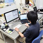 <span class="qrinews-figure-title">2014年10月22日 学部4年の村田さん</span>　ショウジョウバエの糖探索行動の解析をしています。（撮影場所：<a href="http://www.biology.kyushu-u.ac.jp/~animphys/" target="_blank">動物生理学研究室</a>）