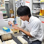 <span class="qrinews-figure-title">2014年10月27日 学部4年の高橋さん</span>　カブトガニの体液凝固因子に関わるタンパク質の機能解析をしています。（撮影場所：<a href="http://www.biology.kyushu-u.ac.jp/~biopoly/" target="_blank">生体高分子学研究室</a>）