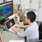 <span class="qrinews-figure-title">2014年10月29日 修士2年の小中原さん</span>　シミュレーションを用いてシータオーロラの形成機構を調べています。（撮影場所：<a href="http://denji102.geo.kyushu-u.ac.jp/stp/" target="_blank">太陽地球系物理学研究室</a>）
