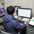 <span class="qrinews-figure-title">2014年12月9日 博士3年の水口さん</span>　粒子・反粒子の非対称性に関して研究しています。初期の宇宙が冷えていく非平衡過程を解く際に用いる近似を排除し非対称性の生成プロセスを調べています。（撮影場所：<a href="http://higgs.phys.kyushu-u.ac.jp" target="_blank">素粒子理論研究室</a>）