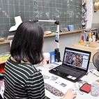 <span class="qrinews-figure-title">2014年12月15日 学部4年の氏田さん</span>　L6コンドライト隕石を鉱物学的に研究しています。（撮影場所：<a href="http://www.museum.kyushu-u.ac.jp/geo/" target="_blank">地球惑星博物学研究室</a>）