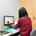 <span class="qrinews-figure-title">2014年12月17日 博士3年の秋好さん</span>　線虫とヒトとの糖鎖遺伝子の相同性を研究しています。190にも上る全ての相同遺伝子を同定・機能解析しデータベースとして公開しました。将来的には糖鎖遺伝子と先天性疾患の関連性を解明し、治療に役立てる事を目指しています。（撮影場所：<a href="http://www.biology.kyushu-u.ac.jp/~hassei/hassei_top_index.html" target="_blank">発生生物学研究室</a>）