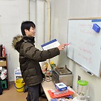 <span class="qrinews-figure-title">2015年1月6日 学部4年の姫野さん</span>　磁性体中のスピンの運動を光で操る実験の為の基礎勉強をしています。（撮影場所：<a href="http://www.phys.kyushu-u.ac.jp/ocmp/" target="_blank">光物性研究室</a>）