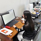 <span class="qrinews-figure-title">2015年1月8日 修士1年の笠井さん</span>　弦理論を用いてＤブレーンとantiブレーンの崩壊率を計算しています。（撮影場所：<a href="http://higgs.phys.kyushu-u.ac.jp" target="_blank">素粒子理論研究室</a>）