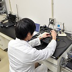 <span class="qrinews-figure-title">2015年1月9日 学部4年の川口さん</span>　過酸化水素生成反応の定量のためのタンパク質のHRPを電極に固定化する研究を行なっています。（撮影場所：<a href="http://www.scc.kyushu-u.ac.jp/reac/index_j.html" target="_blank">反応分析化学研究室</a>）