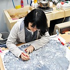 <span class="qrinews-figure-title">2015年1月13日 学部4年の柴田さん</span>　LL6コンドライト隕石の化学組成から隕石の生成過程を調べています。（撮影場所：<a href="http://www.museum.kyushu-u.ac.jp/geo/" target="_blank">地球惑星博物学研究室</a>）