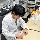 <span class="qrinews-figure-title">2015年1月14日 学部4年の坂本さん</span>　電極に修飾した脂質2分子膜を研究しています。（撮影場所：<a href="http://www.scc.kyushu-u.ac.jp/reac/index_j.html" target="_blank">反応分析化学研究室</a>）