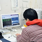 <span class="qrinews-figure-title">2015年1月19日 博士1年の家入さん</span>　生物集団の分岐を推定する方法を研究しています。進化の分岐していく複数のモデルから生物毎に合致するモデルを推定しています。この研究の発展によりDNAの地域差を差し引く事でDNA検査の精度を高め、病気を見つけ易くする事ができると期待されます。（撮影場所：<a href="http://cellbio.biology.kyushu-u.ac.jp/tachida/" target="_blank">進化遺伝学研究室</a>）