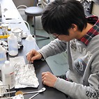 <span class="qrinews-figure-title">2015年1月27日 学部4年の大澤さん</span>　マーチソン隕石中のアルキルピリジンについて調べています。（撮影場所：<a href="http://orge.geo.kyushu-u.ac.jp" target="_blank">有機宇宙地球化学研究室</a>）