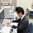 <span class="qrinews-figure-title">2015年1月29日 修士2年の角沖さん</span>　雑種形成による生物多様性の現象を調べています。（撮影場所：<a href="http://cellbio.biology.kyushu-u.ac.jp/tachida/" target="_blank">進化遺伝学研究室</a>）