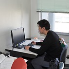 <span class="qrinews-figure-title">2015年2月2日 学部4年の宇土さん</span>　異常拡散の勉強中です。あと、二重振り子のシミュレーションをしています。（撮影場所：<a href="http://www.stat.phys.kyushu-u.ac.jp/" target="_blank">統計物理学研究室</a>）