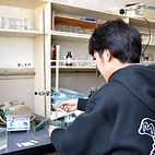 <span class="qrinews-figure-title">2015年2月3日 学部4年の横山さん</span>　隕石から有機物を取り出す事を目標に頑張っています。（撮影場所：<a href="http://orge.geo.kyushu-u.ac.jp" target="_blank">有機宇宙地球化学研究室</a>）