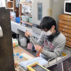 <span class="qrinews-figure-title">2015年2月4日 学部4年の中園さん</span>　出芽酵母の脱炭酸酵素遺伝子の転写制御を研究しています。（撮影場所：<a href="http://www.scc.kyushu-u.ac.jp/Seitaijouhou/" target="_blank">生体情報化学研究室</a>）