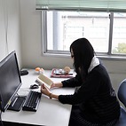 <span class="qrinews-figure-title">2015年2月5日 学部4年の永徳さん</span>　異常拡散のシミュレーションをしています。（撮影場所：<a href="http://www.stat.phys.kyushu-u.ac.jp/" target="_blank">統計物理学研究室</a>）