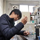 <span class="qrinews-figure-title">2015年2月10日 学部4年の吉田さん</span>　鹿児島水表層堆積物中の微生物活動による硫黄の挙動を調べています。（撮影場所：<a href="http://orge.geo.kyushu-u.ac.jp" target="_blank">有機宇宙地球化学研究室</a>）