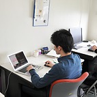 <span class="qrinews-figure-title">2015年2月13日 学部4年の椎葉さん</span>　ダイラタント流体のシミュレーションをする為の勉強中です。（撮影場所：<a href="http://www.stat.phys.kyushu-u.ac.jp/" target="_blank">統計物理学研究室</a>）