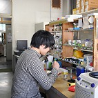 <span class="qrinews-figure-title">2015年2月19日 修士1年の法華津さん</span>　出芽酵母のリン脂質の代謝について研究しています。（撮影場所：<a href="http://www.scc.kyushu-u.ac.jp/Seitaijouhou/" target="_blank">生体情報化学研究室</a>）