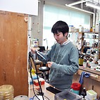 <span class="qrinews-figure-title">2015年2月20日 修士1年の山口さん</span>　生体膜脂質における生命の維持に関わる研究をしています。（撮影場所：<a href="http://www.scc.kyushu-u.ac.jp/Seitaijouhou/" target="_blank">生体情報化学研究室</a>）